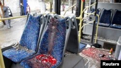 Bus troli yang hancur akibat serangan artileri di Donetsk, Ukraina timur (22/1).