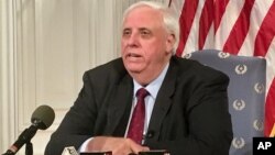 Gubernur Virginia Barat Jim Justice dalam konferensi pers di Charleston, 27 Februari 2018.