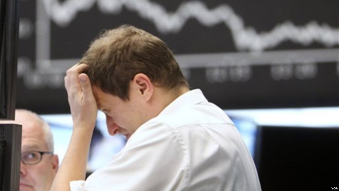 Seorang pialang saham di Frankfurt, Jerman. Pasar saham Eropa turun tajam 5 persen hari Kamis (22/9).