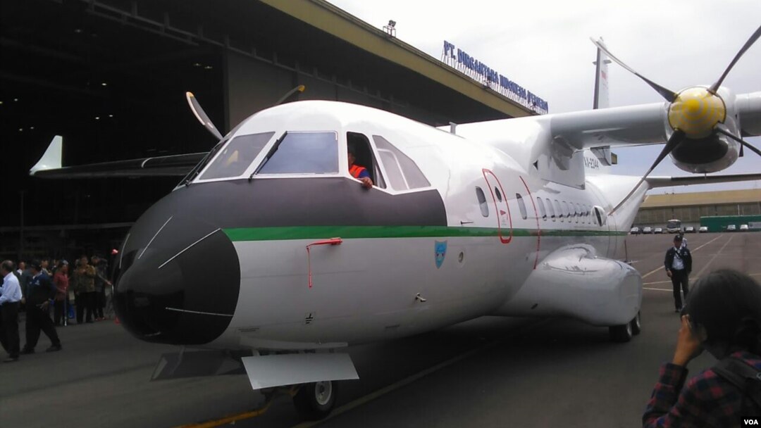 Pesawat CN235-220M buatan PT Dirgantara Indonesia (PTDI) siap diterbangkan ke Senegal (27/12). (VOA/R. Teja Wulan)