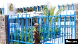 Un soldat congolais assure la sécurité devant la Banque centrale de la RDC, à Goma, 26 novembre 2012.