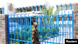 Un soldat congolais assure la sécurité devant la Banque centrale de la RDC, à Kinshasa, 26 novembre 2012.