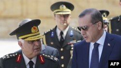 Kryeministri i Turqisë mban takime intensive pas dorëheqjeve në masë në ushtri