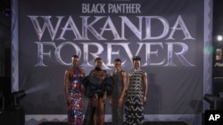 Para pemeran film Black Panther: Wakanda Forever (dari kiri ke kanan) Florence Kasumba, Danai Gurira, Letitia Wright dan Lupita Nyong'o berpose untuk para fotografer dalam acara premier film tersebut di London, pada 3 November 2022. (Foto: Vianney Le Caer/Invision/AP)