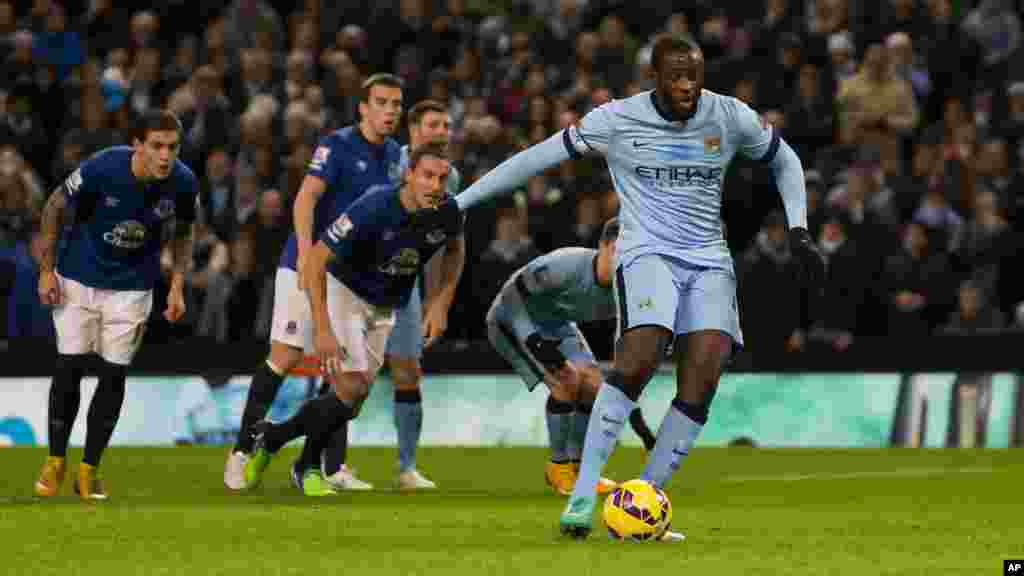 Yaya Touré de Manchester City, à droite, a obtenu une pénalité lors du match de football anglais de Premier League entre Manchester City et Everton à l'Etihad Stadium, Manchester, en Angleterre, samedi 6 décembre 2014.