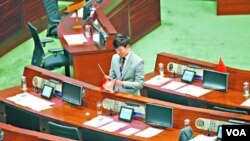 郑松泰议员倒插国旗区旗（苹果日报图片）
