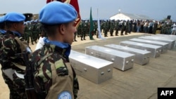 Les cercueils de neuf soldats de l'ONU, tous originaires du Bangladesh, tués dans une embuscade tendue au nord-est du Congo, Bunia, RDC, 26 février 2005.