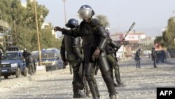 Des gendarmes sénégalais lors d'une opération de déménagement d'étudiants universitaires, qui soutiennent le chef de l'opposition arrêté Ousmane Sonko, à Dakar le 4 mars 2021.