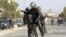Des gendarmes sénégalais lors d'une opération de déménagement d'étudiants universitaires, qui soutiennent le chef de l'opposition arrêté Ousmane Sonko, à Dakar le 4 mars 2021.