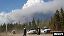 La policía ha bloqueado carreteras cerca de Fort McMurray, Alberta, Canadá, debido a los devastadores incendios forestalels.