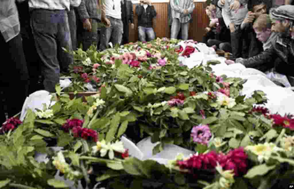 Syrians attend a mass funeral for people anti-government protesters said were killed by Syrian security forces in earlier protests against Syria's President Bashar al-Assad, in Duma near Damascus, March 26, 2012. (Reuters)