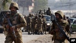 Vojnici pakistanske armije u operaciji protiv ekstremista Talibana u selu Pavaka nadomak Pešavara