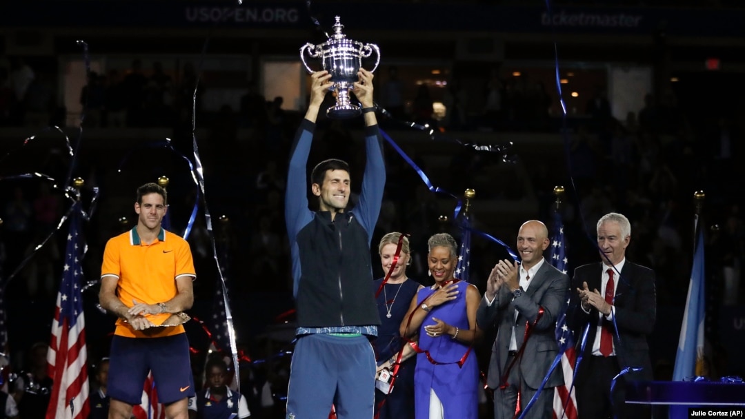 Novak Đoković sa trofejem šampiona Ju Es Opena posle pobede nad Huanom Martinom del Potrom u Njujorku (Foto: AP/Julio Cortez)