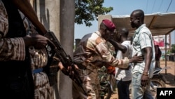 Les soldats des forces armées centrafricaines (FACA - Forces Armées de Centre Afrique) accèdent à l'école de Koudoukou dans le district PK5 de Bangui, Centrafrique, 13 décembre 2015.