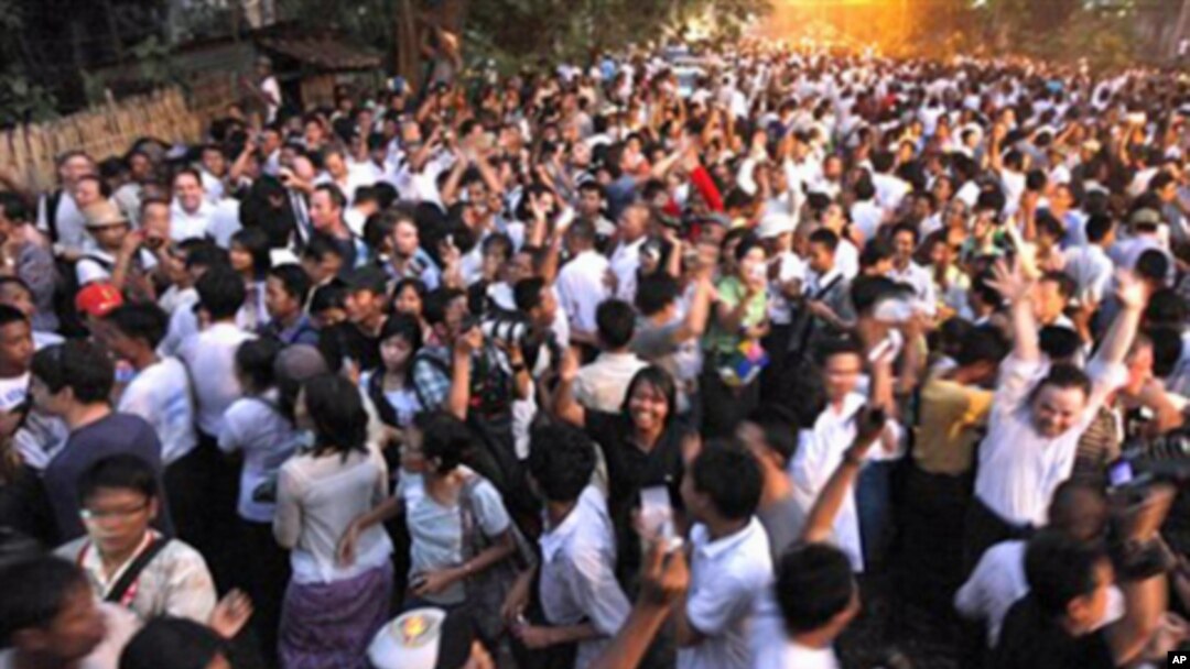 Supporters of Burma's pro-democracy leader Aung San Suu Kyi celebrate outside her home after her release from house arrest in Rangoon, 13 Nov 2010.