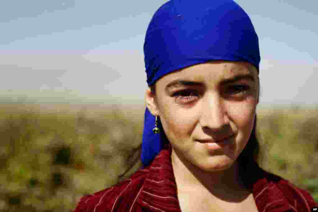 A young cotton picker outside of Tajikistan's capital Dushanbe. (VOA - Y. Weeks)