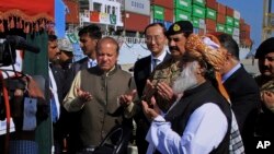 PM Pakistan Nawaz Sharif bersama diplomat China meresmikan rute perdagangan internasional baru melalui pelabuhan Gwadar di Pakistan barat daya, hari Selasa (15/11). 