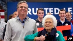 Kandidat calon presiden AS dari partai Republik Jeb Bush (kiri) berkampanye bersama ibunya, mantan ibu negara AS Barbara Bush di Derry, New Hampshire (4/2).