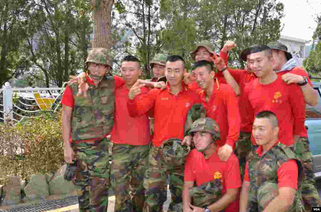 Thủy qu&acirc;n lục chiến H&agrave;n Quốc đồn tr&uacute; tr&ecirc;n đảo Yeonpyeong chụp ảnh chung. (Photo: VOA / Steve Herman)