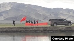 中国军人7月6日在印控克什米尔越界插旗，反对当地藏人为达赖喇嘛庆生（《印度时报》The Times of India 7月13日刊登）。