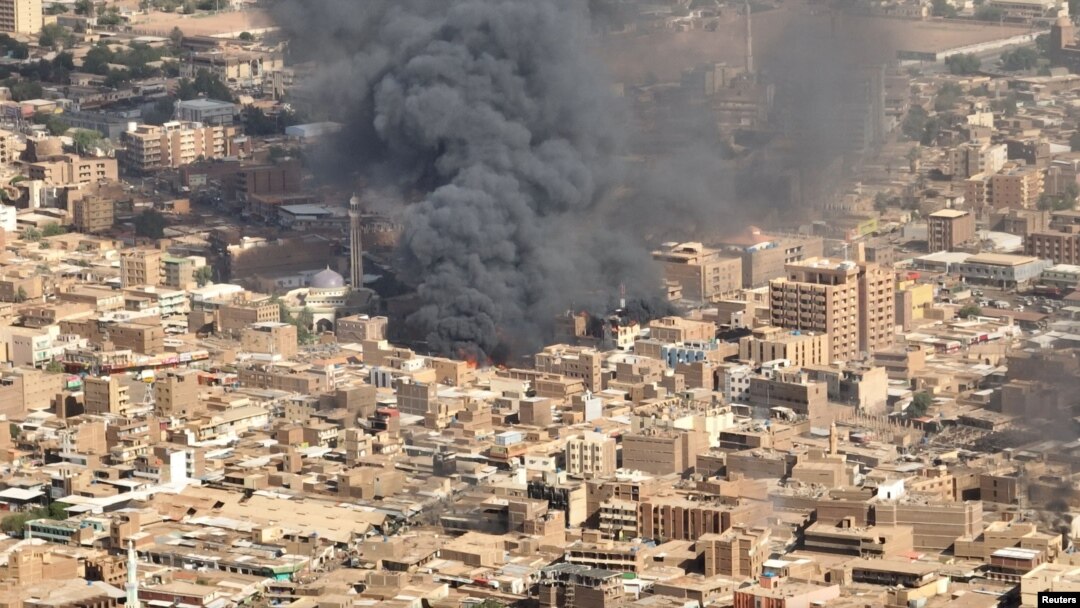 Tangkapan layar menunjukkan asap hitam dan api di pasar Omdurman di Omdurman, Sudan, 15 Mei 2023. (Foto: via Reuters)