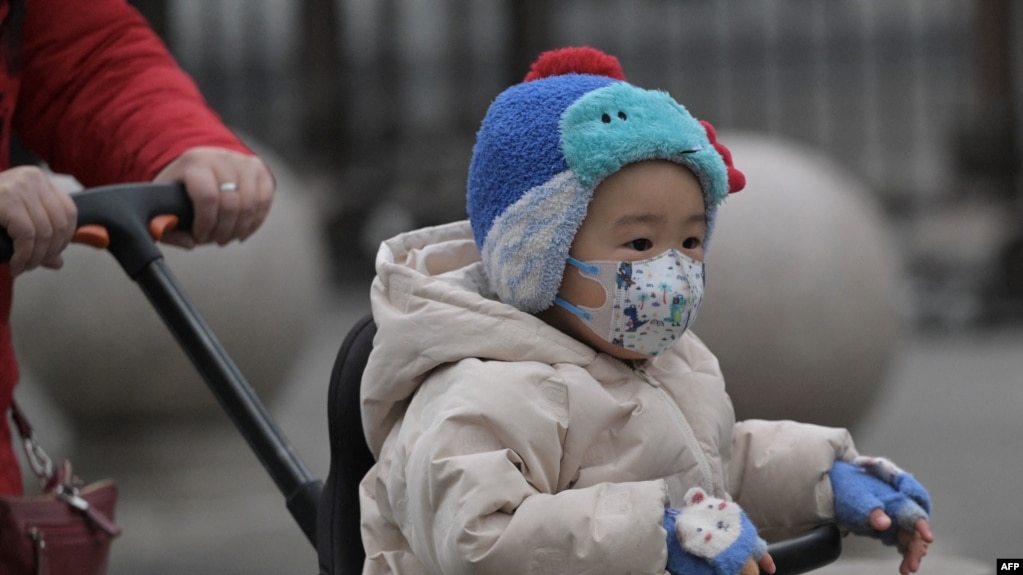 北京大街上的一名儿童。(法新社2024年1月17日)