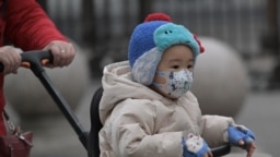 北京大街上的一名儿童。（法新社2024年1月17日）