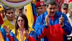 El presidente Nicolás Maduro, acompañado de su esposa, Cilia Flores, durante un mitin en el palacio presidencial de Miraflores.