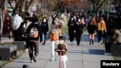 3일 한국 서울에서 신종 코로나바이러스 감염을 막기 위해 마스크를 쓴 시민들.