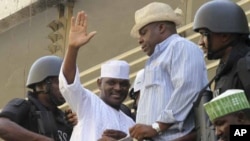 Manjo Hamza Al-Mustapha kennan da fararen kaya a lokacin da yake barin kotu a birnin Ikko