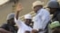 Manjo Hamza Al-Mustapha kennan da fararen kaya a lokacin da yake barin kotu a birnin Ikko