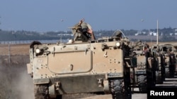 Колонна бронетранспортеров (БТР) занимает позицию возле границы Израиля с сектором Газа, на юге Израиля, 13 октября 2023 года. REUTERS/Виолета Сантос Моура.