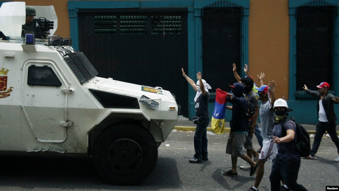 Para demonstran anti-pemerintah Venezuela melakukan aksi protes di kota San Cristobal (22/3). 