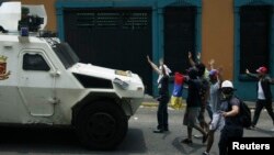 Para demonstran anti-pemerintah Venezuela melakukan aksi protes di kota San Cristobal (22/3). 