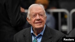 Mantan presiden AS Jimmy Carter menonton pertandingan bola basket di State Farm Arena di Atlanta, Georgia, 14 Februari 2019. 