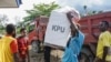 Seorang pria membawa kotak suara persiapan pelaksanaan Pilkada di tengah pandemi COVID-19 di Keerom, Provinsi Papua, 8 Desember 2020. (Foto: Antara /Indrayadi TH via Reuters).