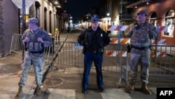 Miembros de la Guardia Nacional y la policía observan una calle bloqueada, a una cuadra de Bourbon Street, después de que al menos 15 personas murieran durante un ataque temprano en la mañana del 1 de enero de 2025 en Nueva Orleans, Luisiana.