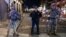 Miembros de la Guardia Nacional y la policía observan una calle bloqueada, a una cuadra de Bourbon Street, después de que al menos 15 personas murieran durante un ataque temprano en la mañana del 1 de enero de 2025 en Nueva Orleans, Luisiana.