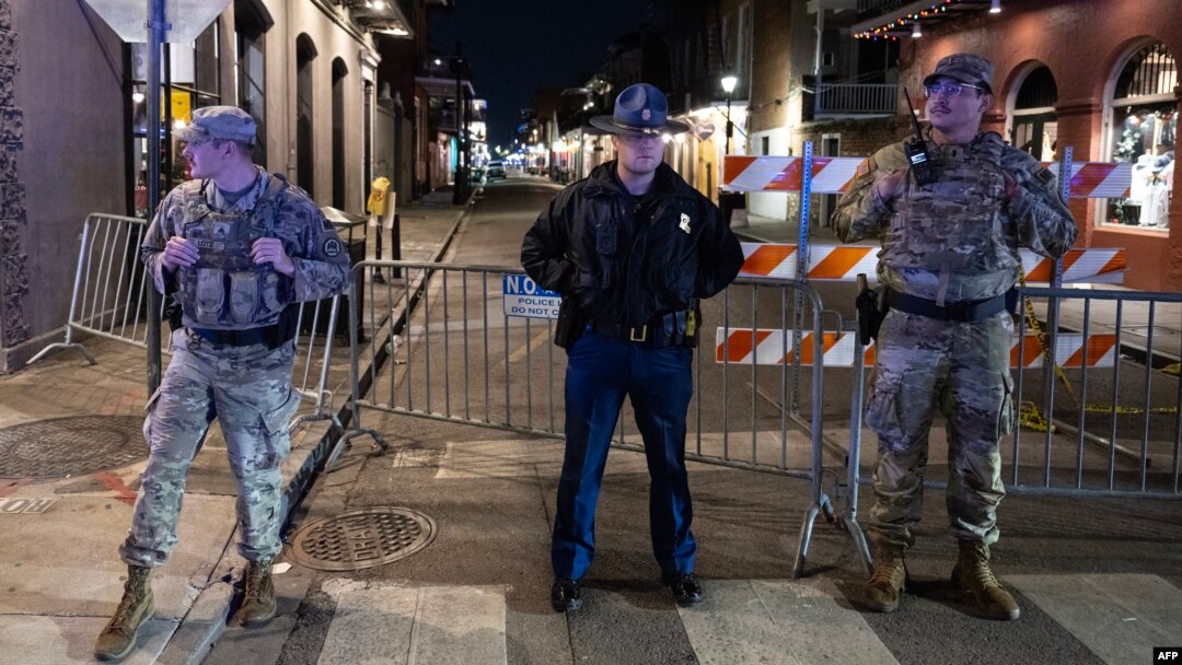Pripadnici Nacionalne garde i policije posmatraju zabarikadiranu oblast blok od ulice Bourbon, nakon što je 14 ljudi ubijeno tokom napada rano ujutro 1. januara 2025. u New Orleansu, Louisiana.