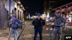 Anggota dari Garda Nasional dan petugas kepolisian memblokade jalanan yang berlokasi satu blok dari Bourbon Street, New Orleans, pada 1 Januari 2025 menyusul serangan yang menewaskan 15 orang di area tersebut. (Foto: AFP/Andrew Caballero-Reynolds)