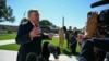 Президент Дональд Трамп общается с журналистами на лужайке Белого дома. 13 октября 2026 года. (Photo by Jim WATSON / AFP)