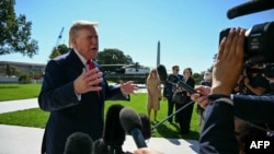 Президент Дональд Трамп общается с журналистами на лужайке Белого дома. 13 октября 2026 года. (Photo by Jim WATSON / AFP)