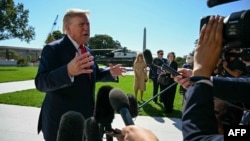 美国总统唐纳德·特朗普在登上海军陆战队一号直升机离开华盛顿特区白宫南草坪前，与媒体记者交谈。（2026年10月13日）