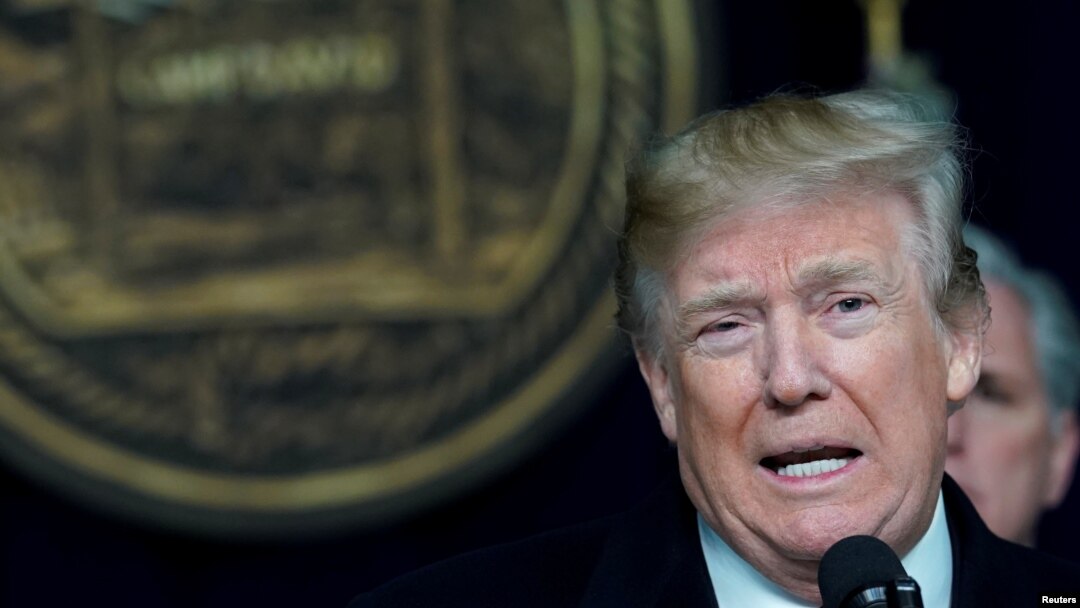Presiden Donald Trump berbicara kepada para wartawan setelah bertemu pimpinan Partai Republik di Kongres, di tempat peristirahatan presiden, Camp David, 6 Januari 2018.