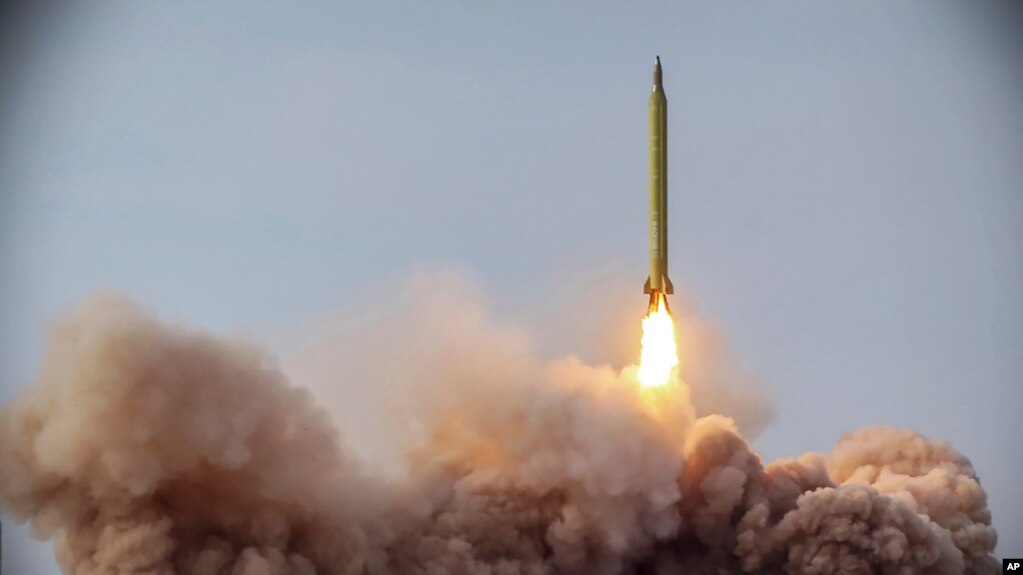 资料照片：伊朗革命卫队发射一枚导弹（2021年1月16日）(photo:VOA)