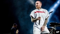 Mac Miller, bintang hip-hop Amerika tampil dalam salah satu pertunjukan di Indio, California 14 April tahun lalu (foto: dok). 