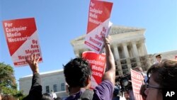 Manifestantes a favor de la acción afirmativa durante una protesta frente a la Corte Suprema en Washington.