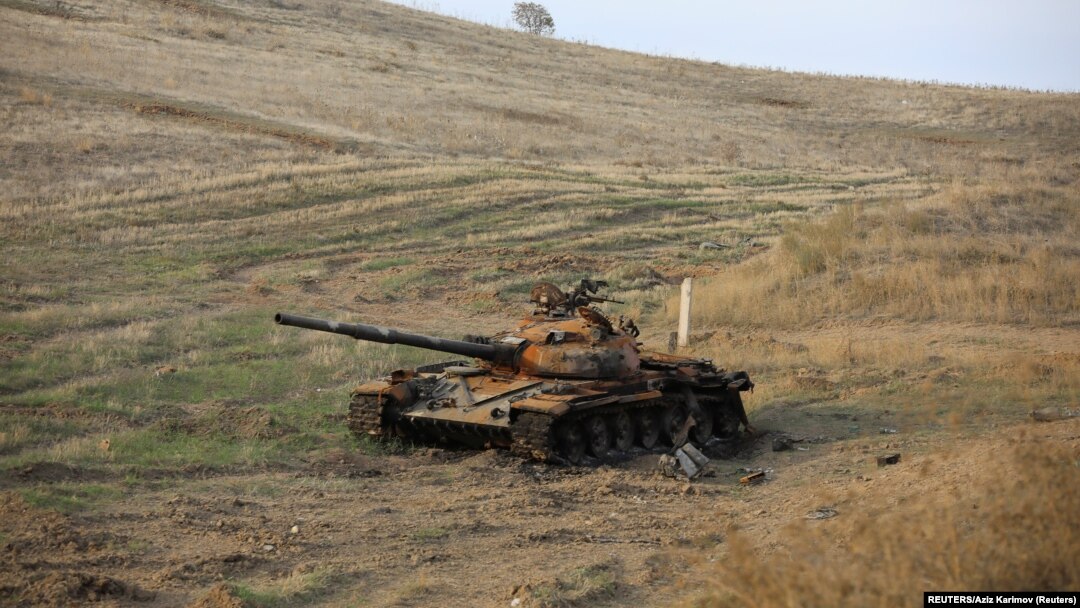 Uništeni tenk u blizini grada Hadruta, koji je prešao pod kontrolu azerbejdžanskih snaga, u području Nagorno Karabaha (Foto: REUTERS/Aziz Karimov)