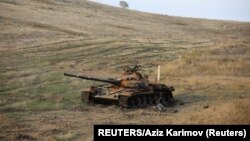 Uništeni tenk u blizini grada Hadruta, koji je prešao pod kontrolu azerbejdžanskih snaga, u području Nagorno Karabaha (Foto: REUTERS/Aziz Karimov)