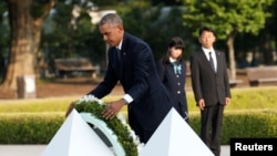 Barack Obama polaže vijenac u Spomen parku mira u Hirošimi, 27. maja 2016.
